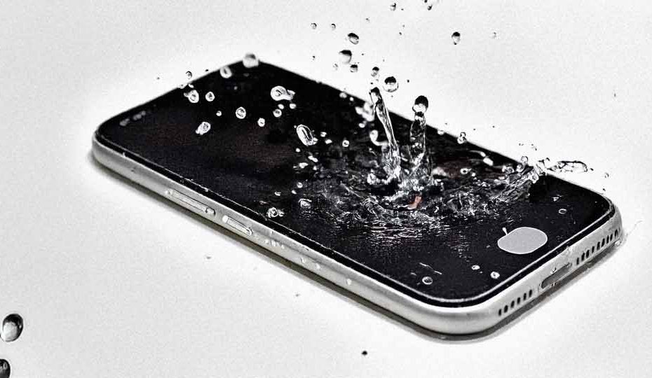 jak naprawić zalany telefon